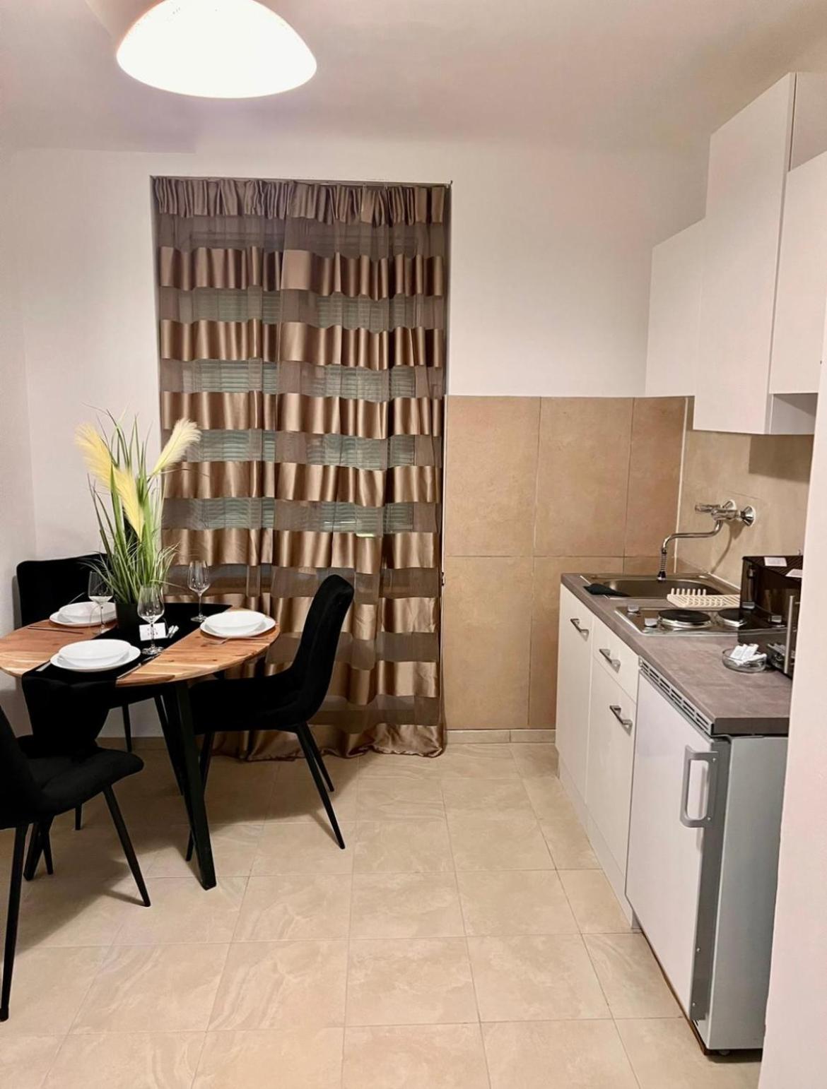 Roomino Apartment Wina Bagian luar foto